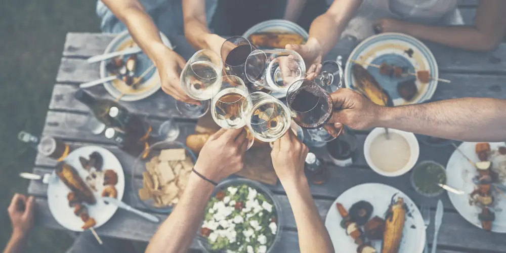 Gemeinsam geniessen: Die passenden Weine zu Grilladen, Fleisch, Gemüse und Sommergerichten.