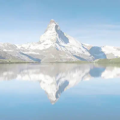 Landschaftsbild Schweiz vom Matterhorn, das auf dem See gespiegelt wird.