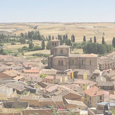 Landschaftsbild Spanien mit einer Stadt mit Steinhäusern, in der Distanz sieht man Felder.