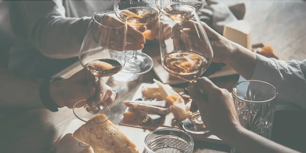Wein und Käse – die perfekte Genusskombination für gemütliche Abende und besondere Momente.