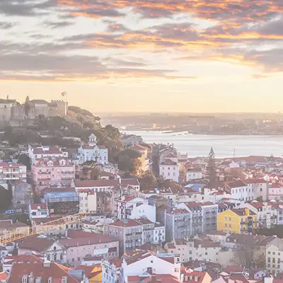 Landschaftsbild Portugal von einer Stadt, in der Distanz sieht man den Fluss.
